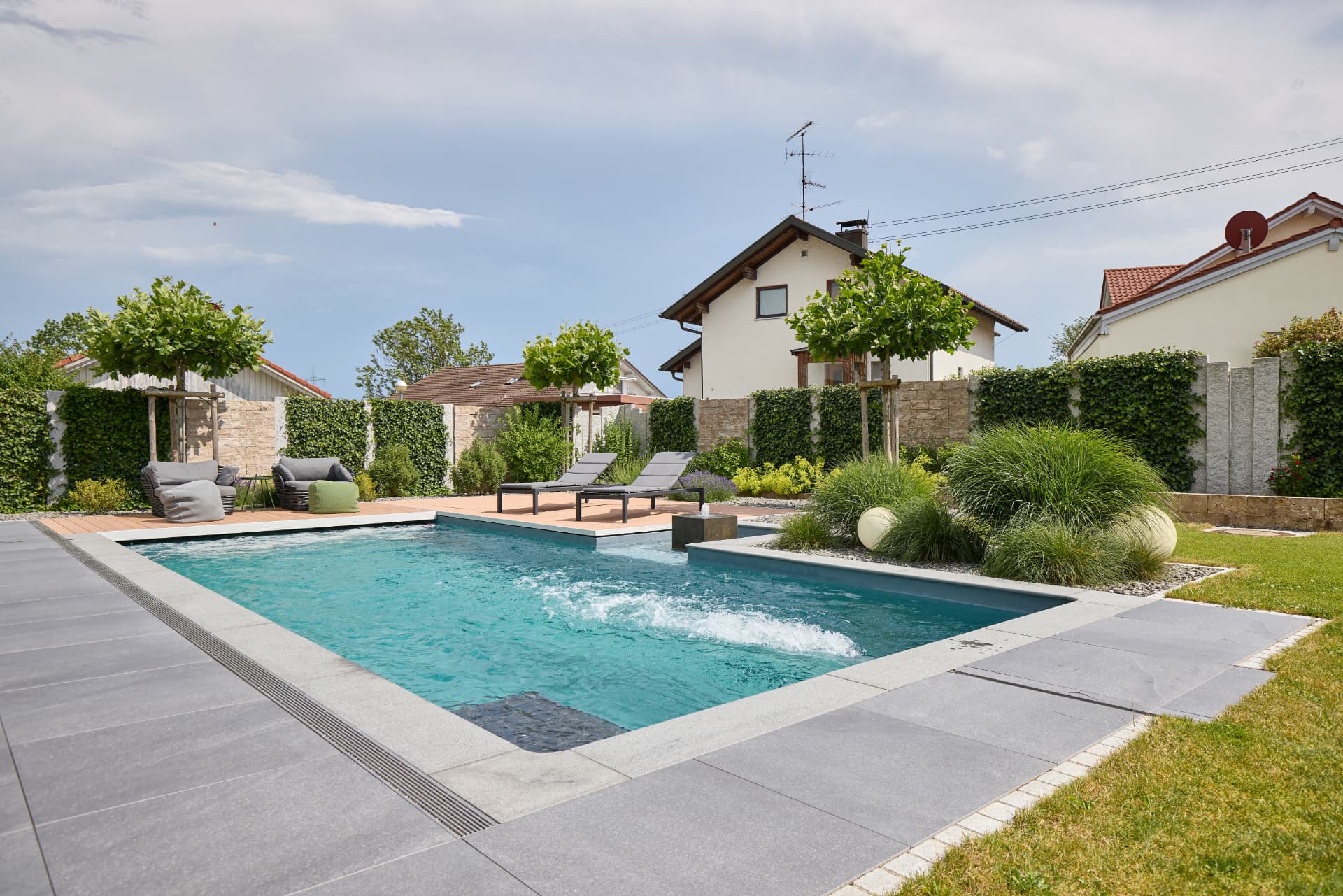 Außenanlage mit Poolbereich in Kempten
