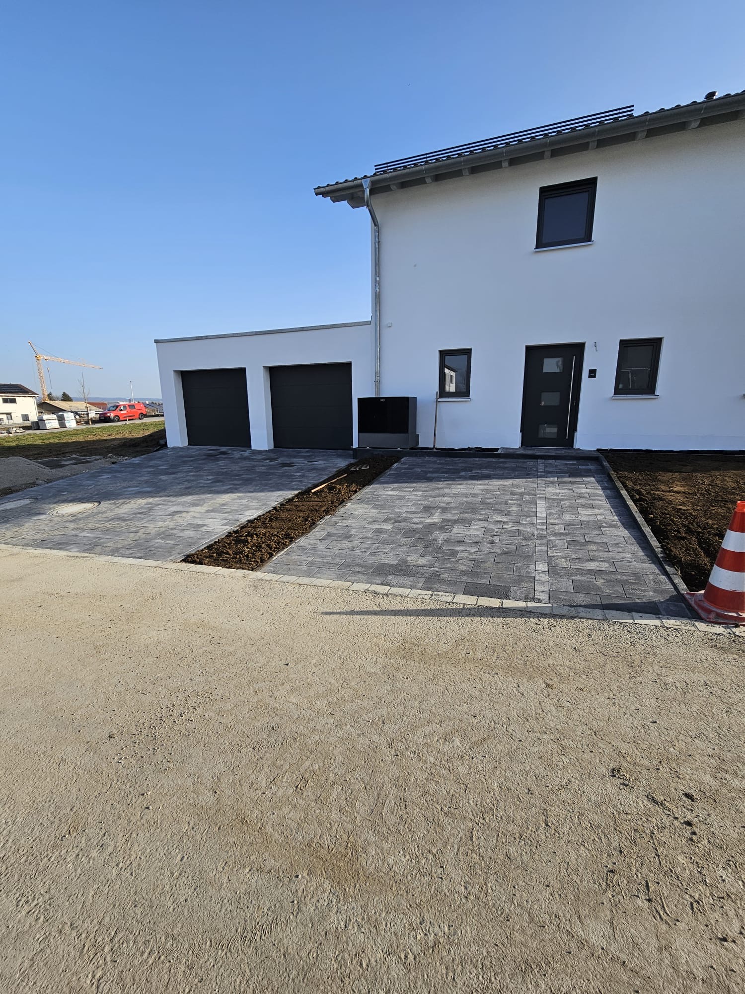 Einfahrt und gepflasterte Fläche der Außenanlage in Kempten-Halde