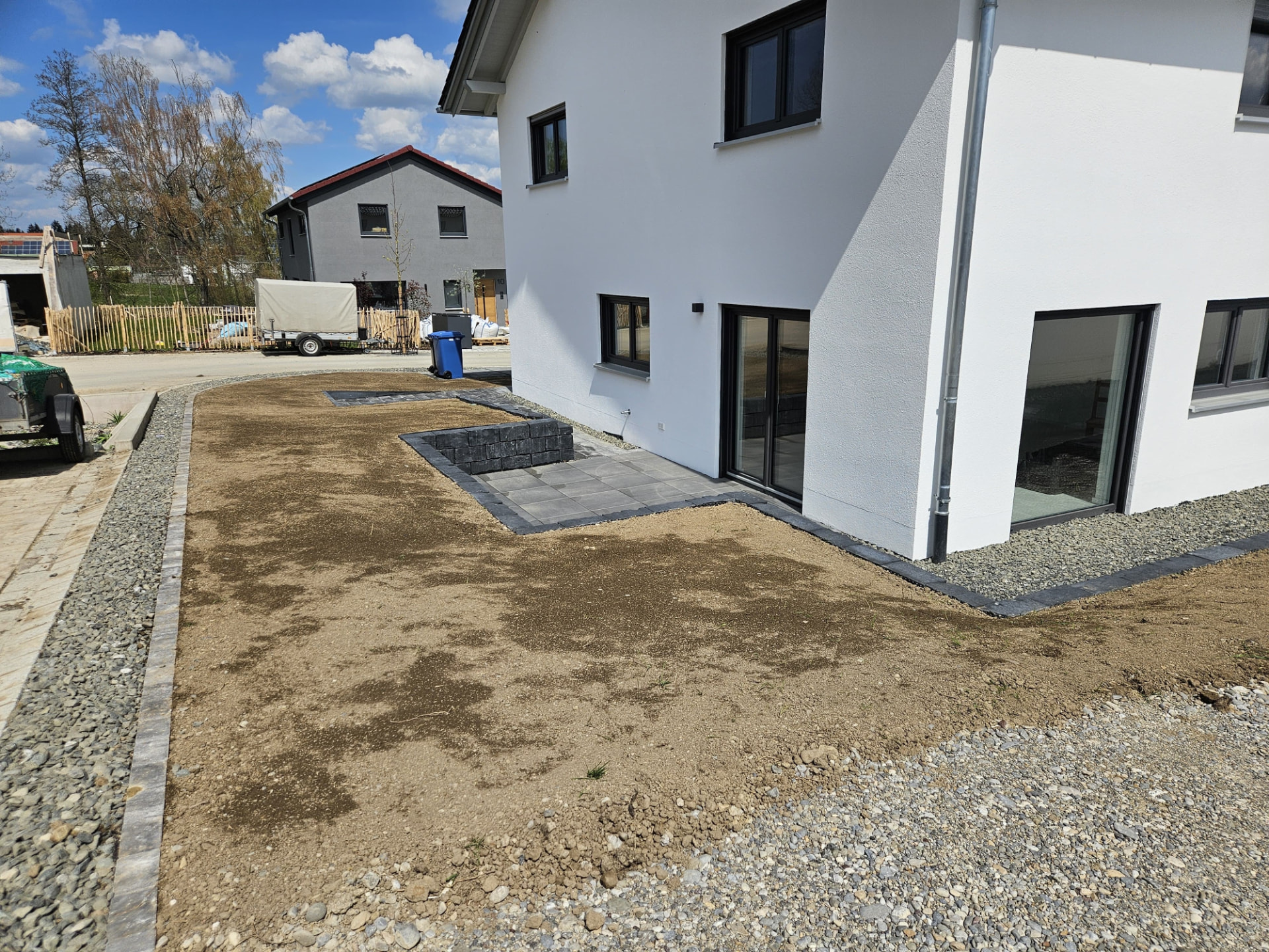 Außenanlage mit Terrasse und Mauern in Kempten