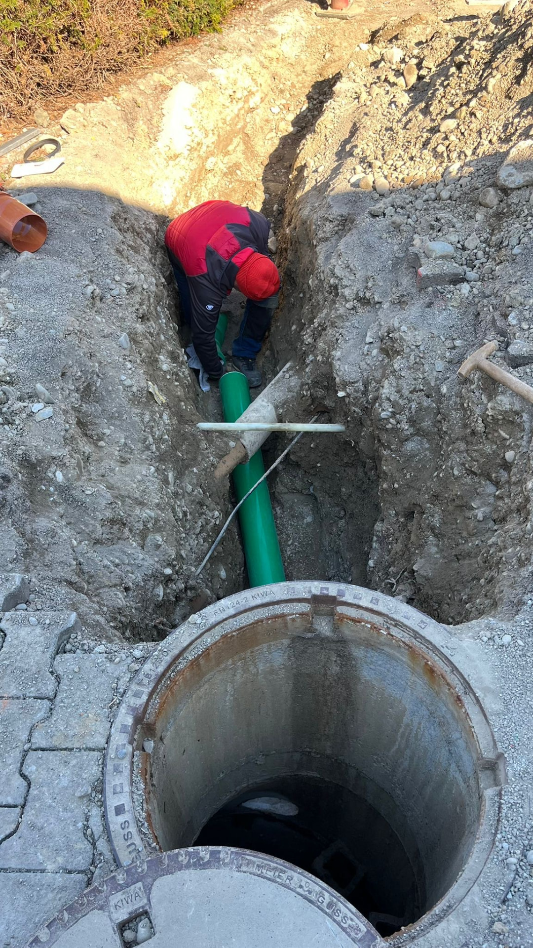 Mitarbeiter bei Arbeiten im offenen Leitungsgraben